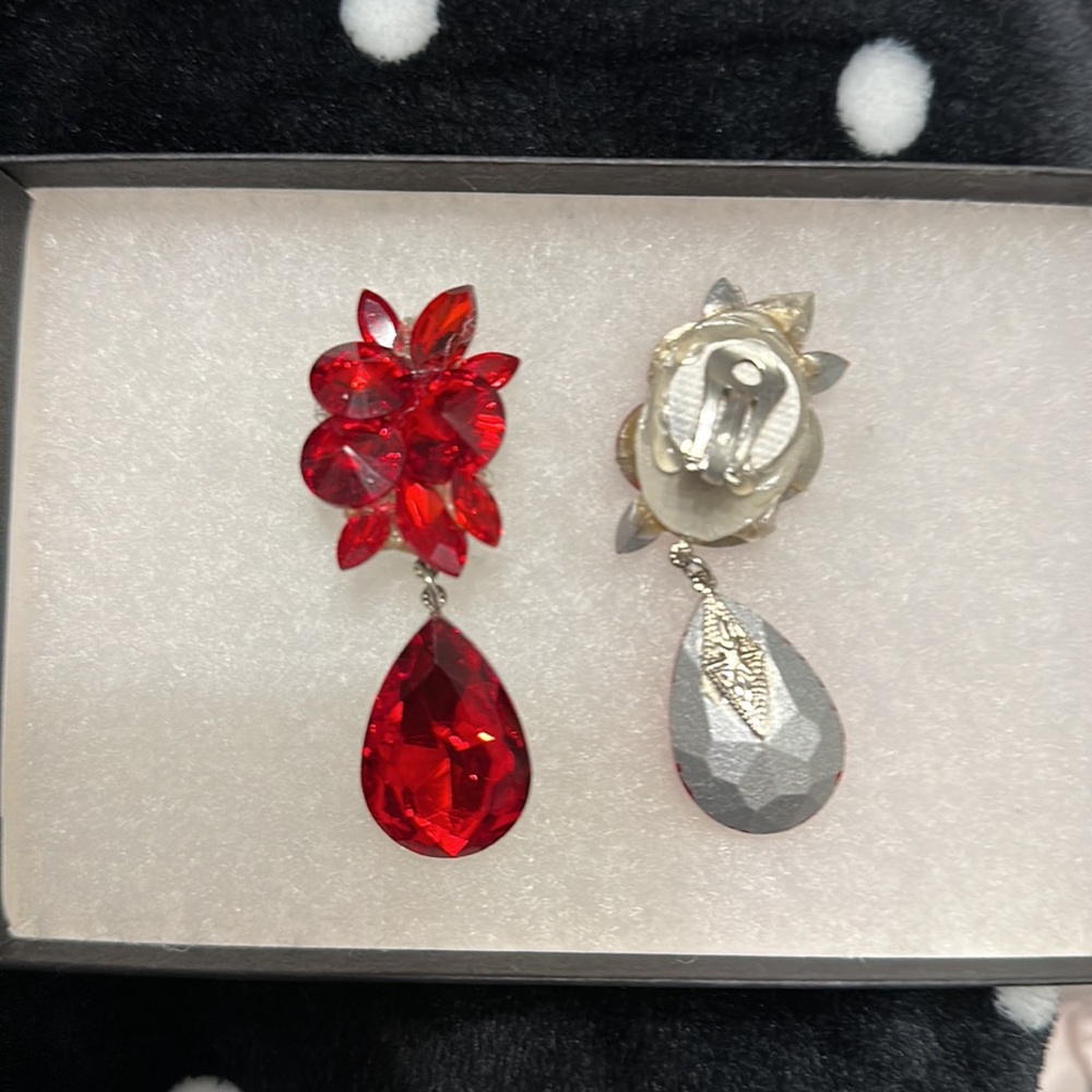 Red Pageant earrings - Picture 3 of 3